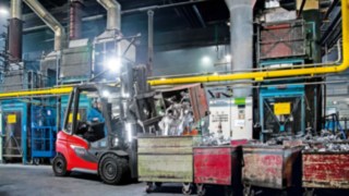 Carretilla elevadora de gas H30: soluciones de iluminación Carretilla elevadora de gas H20-H35 descargando con abundante luz