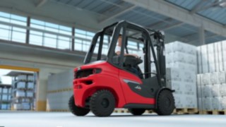 Carretilla elevadora a diésel con transmisión hidráulica de Linde Una carretilla elevadora a diésel H20-H35 de Linde transporta palets llenos